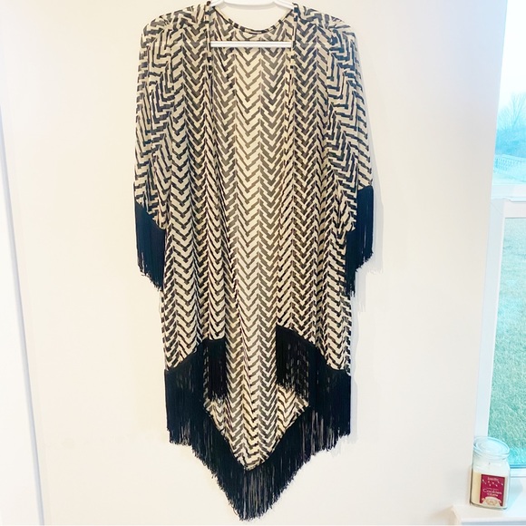 Lulu’s Somewhere My Love Black & Cream Chevron Fringe Kimono - Picture 4 of 7